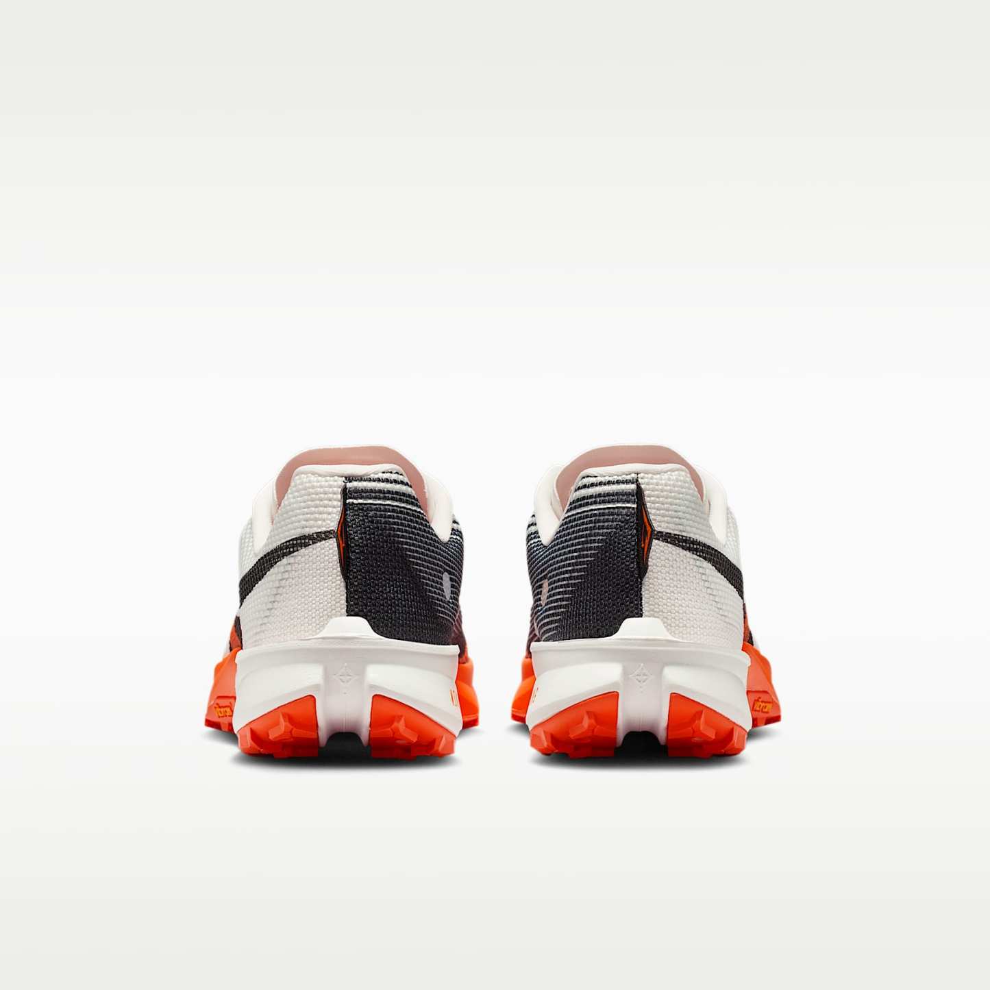 Nike Kiger 10 Traillaufschuh – Summit White/Total Orange/Safety Orange/Schwarz