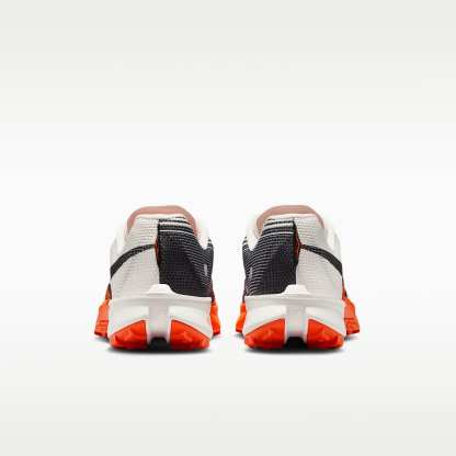 Nike Kiger 10 Traillaufschuh – Summit White/Total Orange/Safety Orange/Schwarz