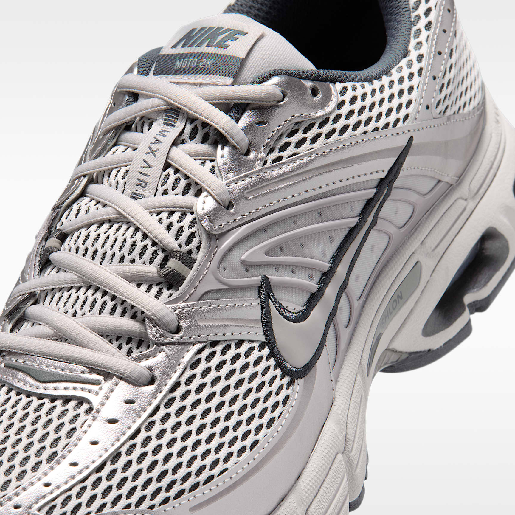 Nike Air Max Moto 2K Schuh (Herren) – Vast Grey/College Grey/Iron Grey/Vast Grey