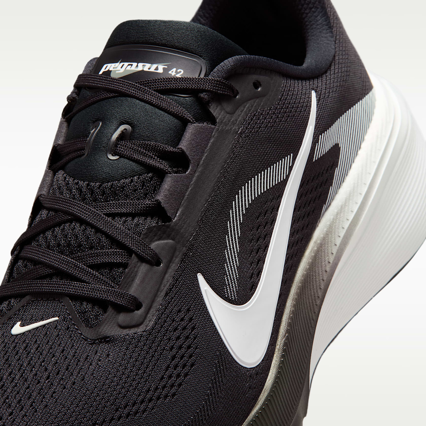 Nike Pegasus 42 Straßenlaufschuh (Herren) – Schwarz/Photon Dust/Weiß