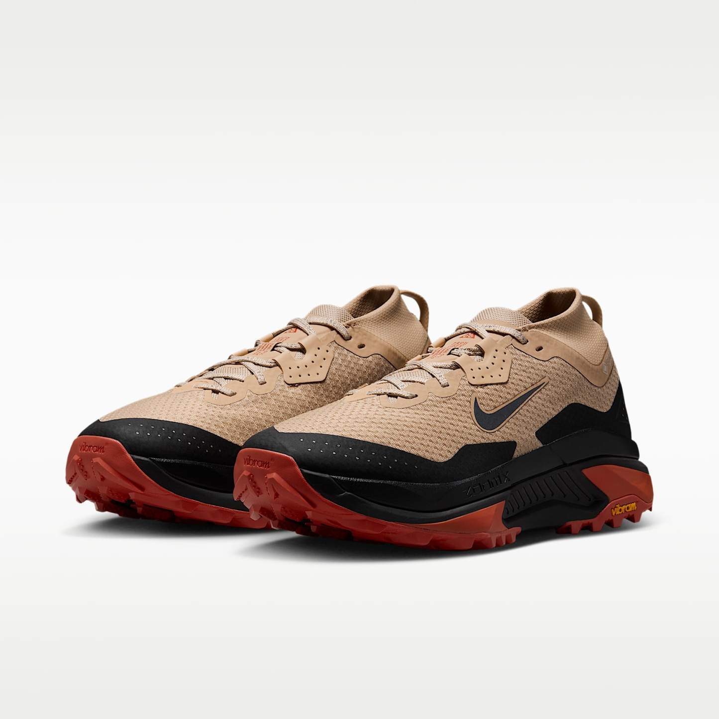ACG Zegama Trail GORE-TEX wasserdichter Traillaufschuh (Herren) – Linen/Light Crimson/Light Orewood Brown/Schwarz