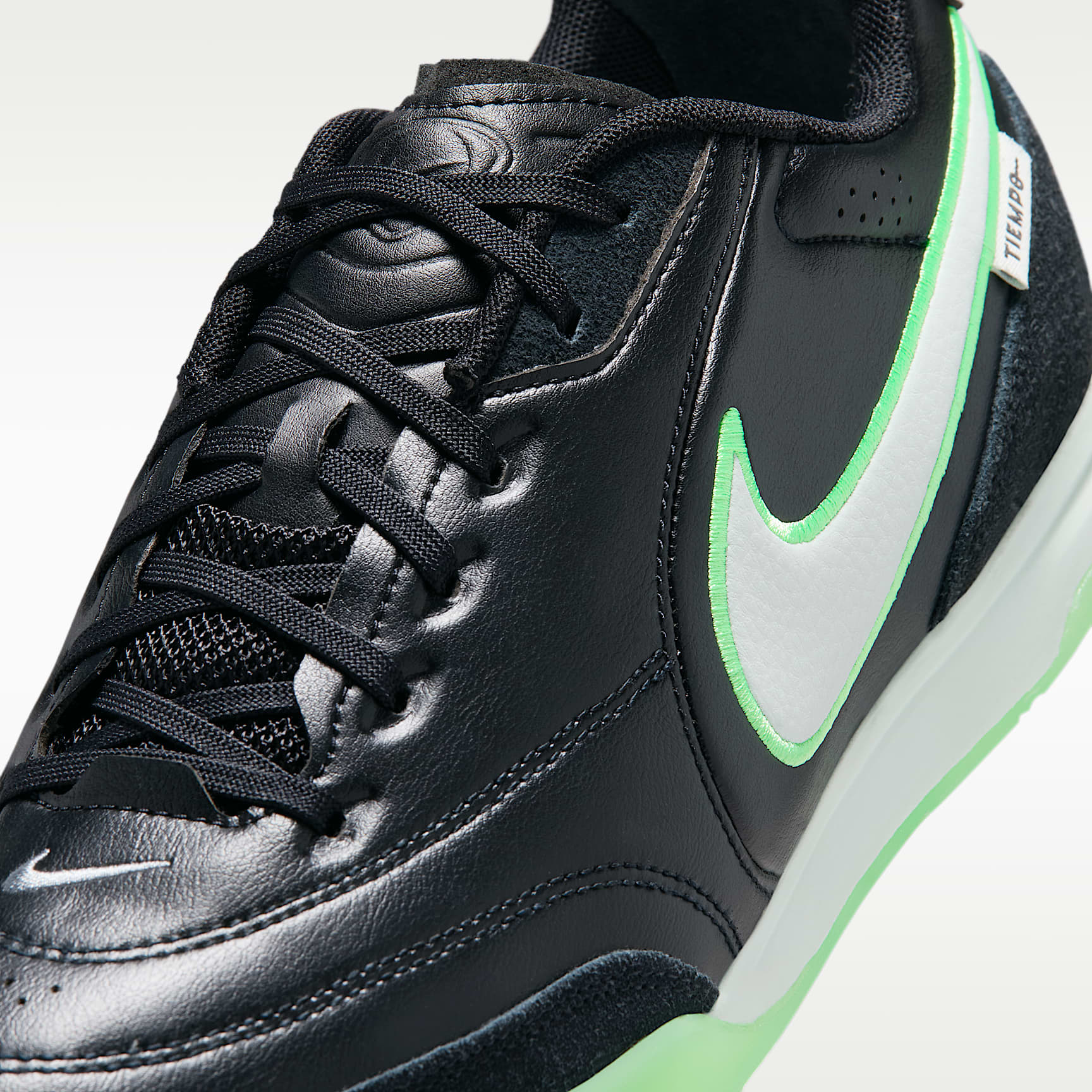 Nike Tiempo Streetgato Low-Top-Fußballschuh für Hallen- und Hartplätze – Schwarz/Schwarz/Illusion Green