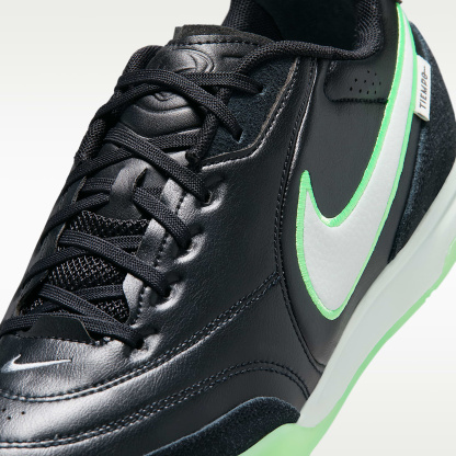 Nike Tiempo Streetgato Low-Top-Fußballschuh für Hallen- und Hartplätze – Schwarz/Schwarz/Illusion Green