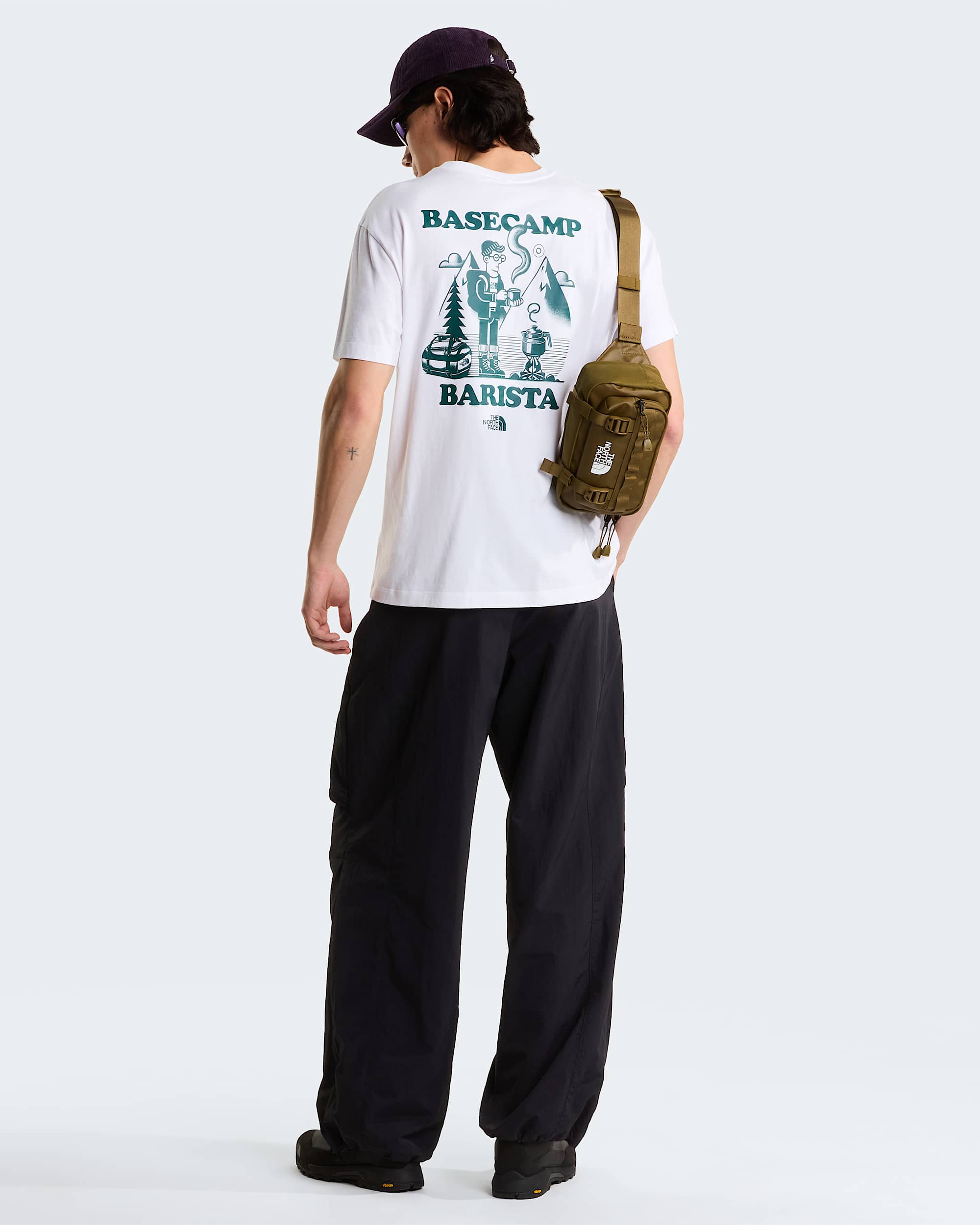 Unisex Basecamp Barista Graphic T-Shirt mit lockerer Passform – TNF White-Pacific Teal