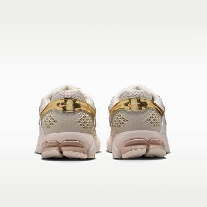 Nike Zoom Vomero 5 Schuh (Damen) – Light Orewood Brown/Hemp/Phantom/Metallic Gold
