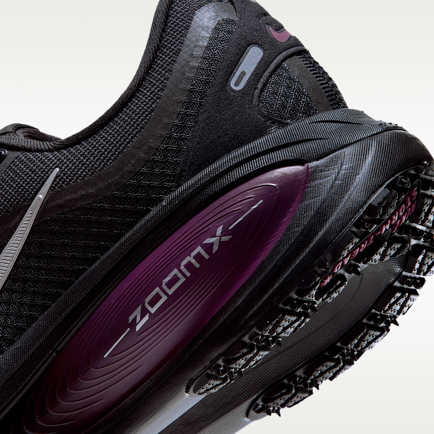 Nike Vomero 18 GORE-TEX Wasserdichter Straßenlaufschuh mit reflektierenden Designakzenten (Damen) – Schwarz/True Berry/Purple Pulse/Metallic Silver