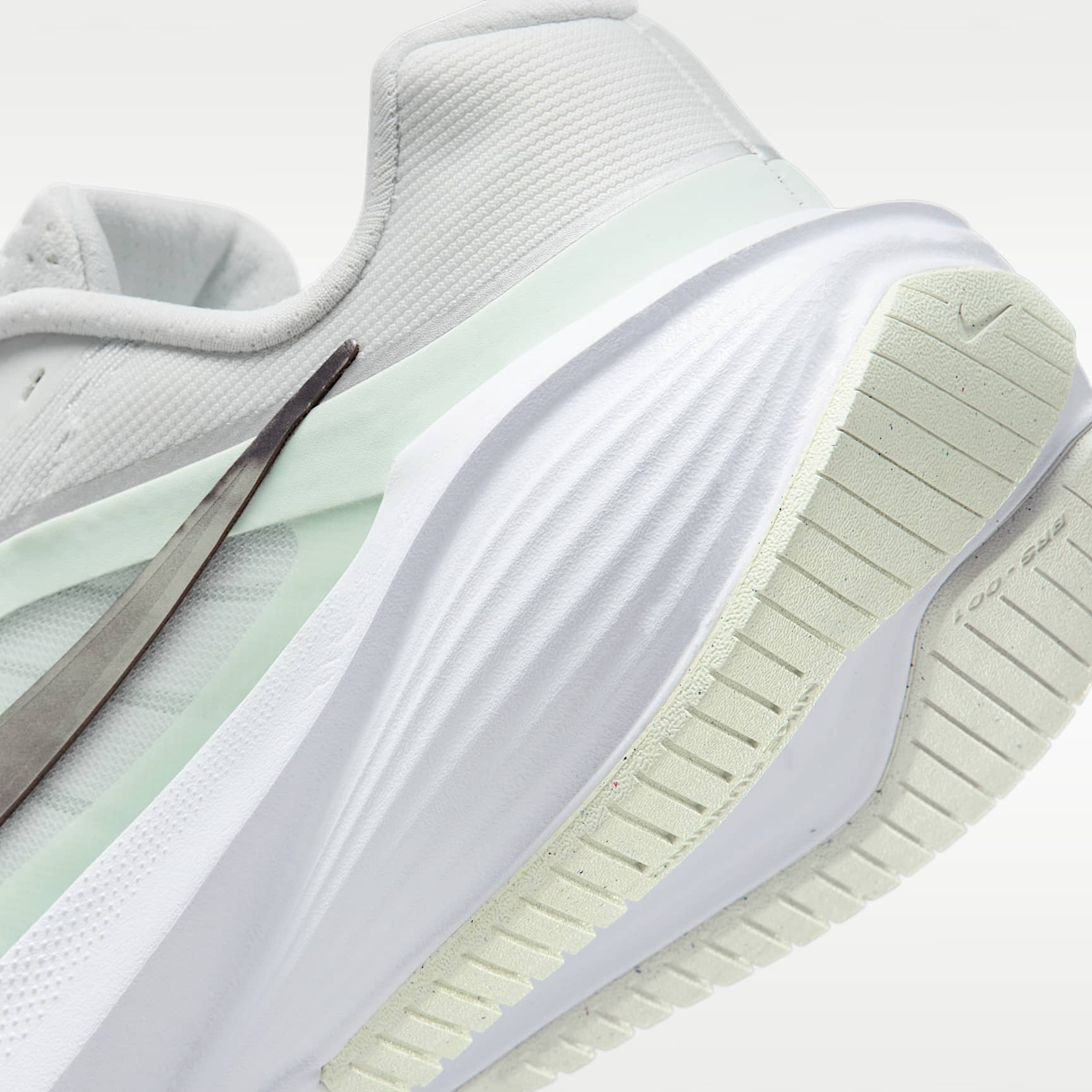Nike Downshifter 14 Straßenlaufschuh (Damen) – Off White/Barely Green/Weiß/Metallic Silver