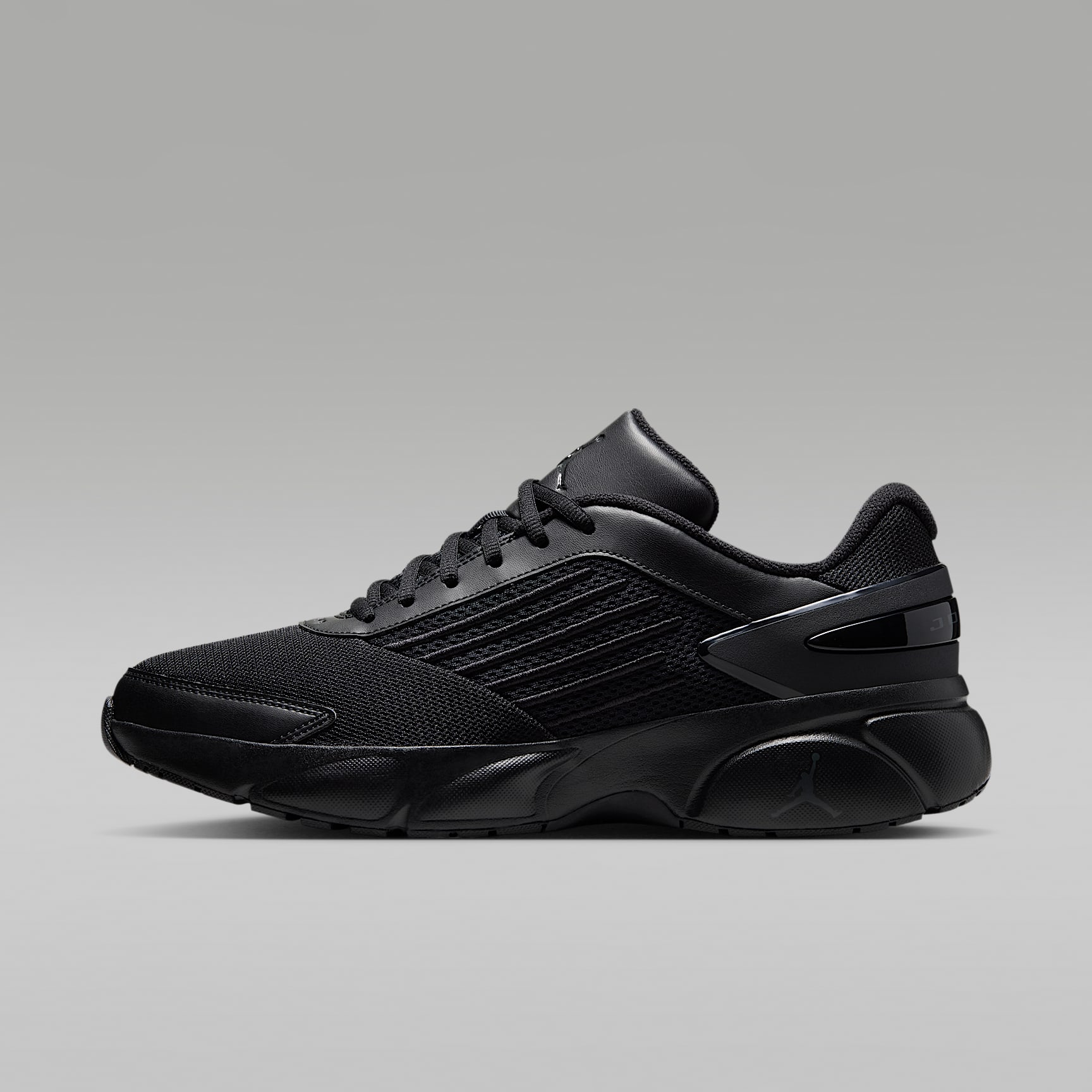 Jordan Trunner Flow Schuhe (Herren) – Schwarz/Dark Smoke Grey