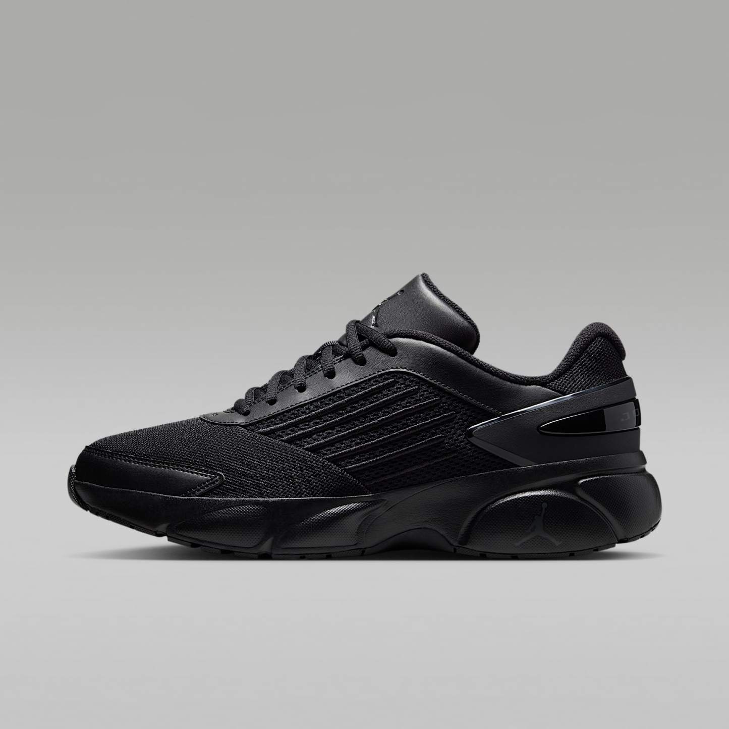 Jordan Trunner Flow Schuhe (Herren) – Schwarz/Dark Smoke Grey