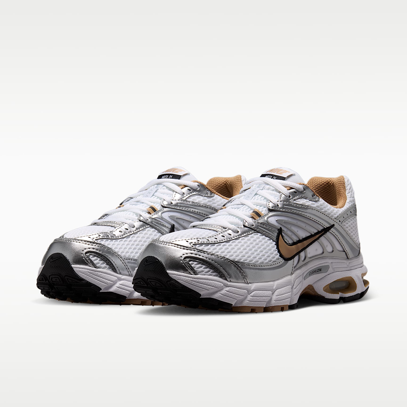 Nike Air Max Moto 2K Schuh mit reflektierenden Akzenten (Damen) – Weiß/Metallic Silver/Schwarz/British Khaki