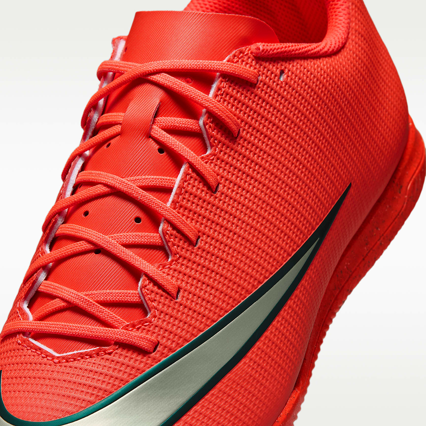 Nike Mercurial Vapor 17 Club Low-Top-Fußballschuh für Hallen- und Hartplätze – Bright Crimson/Blur