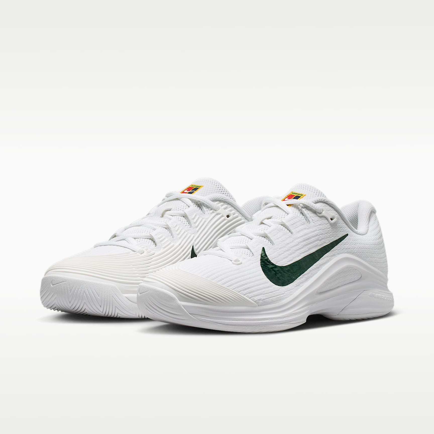 Nike Zoom Vapor 12 PRM Tennisschuh für Hartplätze (Damen) – Weiß/University Gold/University Red/Gorge Green