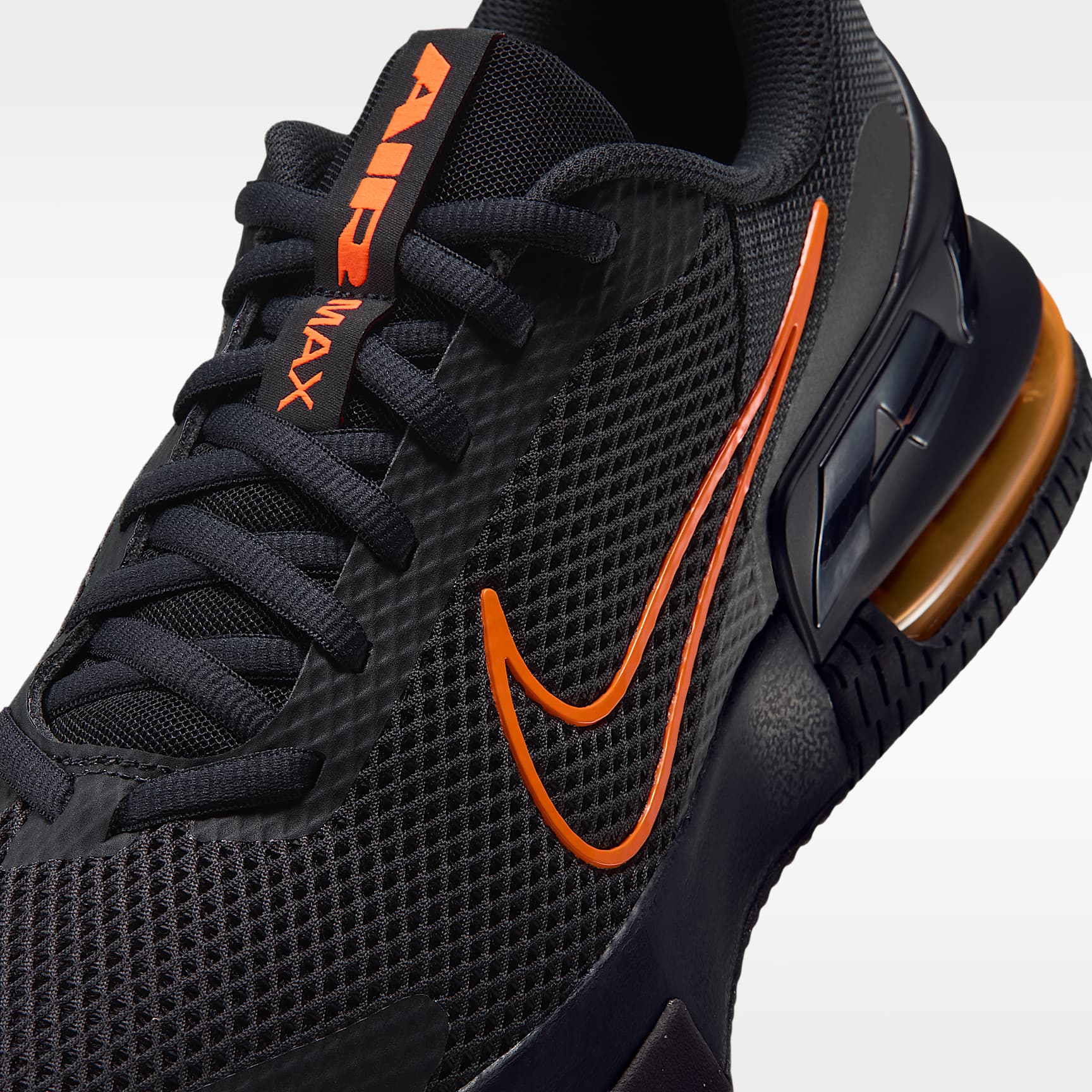 Nike Air Max Alpha Trainer 6 Workout-Schuh (Herren) – Off Noir/Medium Ash/Cream II/Total Orange
