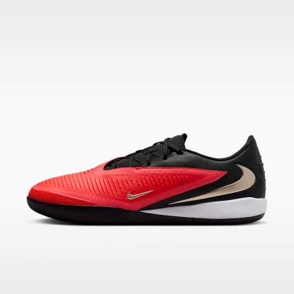 Nike Phantom 6 Low Academy Fußballschuh für Hallen- und Hartplätze – Bright Crimson/Schwarz/Blur