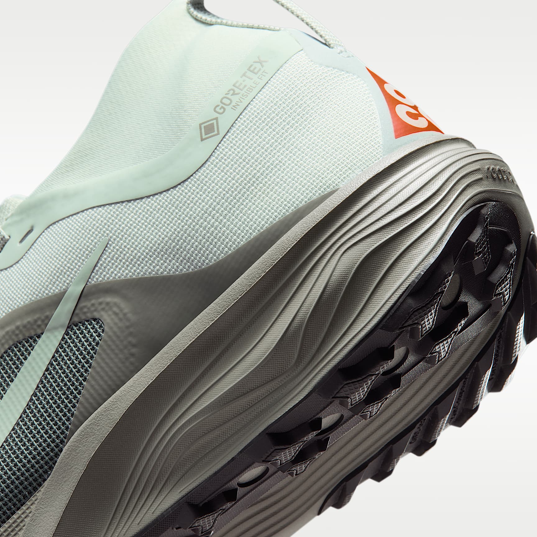 ACG Pegasus Trail GORE-TEX wasserdichter Traillaufschuh (Herren) – Light Silver/Light Army/Safety Orange/Light Silver