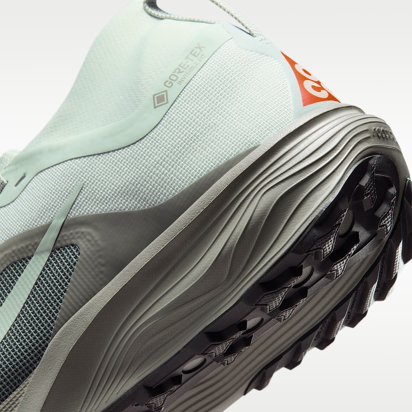 ACG Pegasus Trail GORE-TEX wasserdichter Traillaufschuh (Herren) – Light Silver/Light Army/Safety Orange/Light Silver