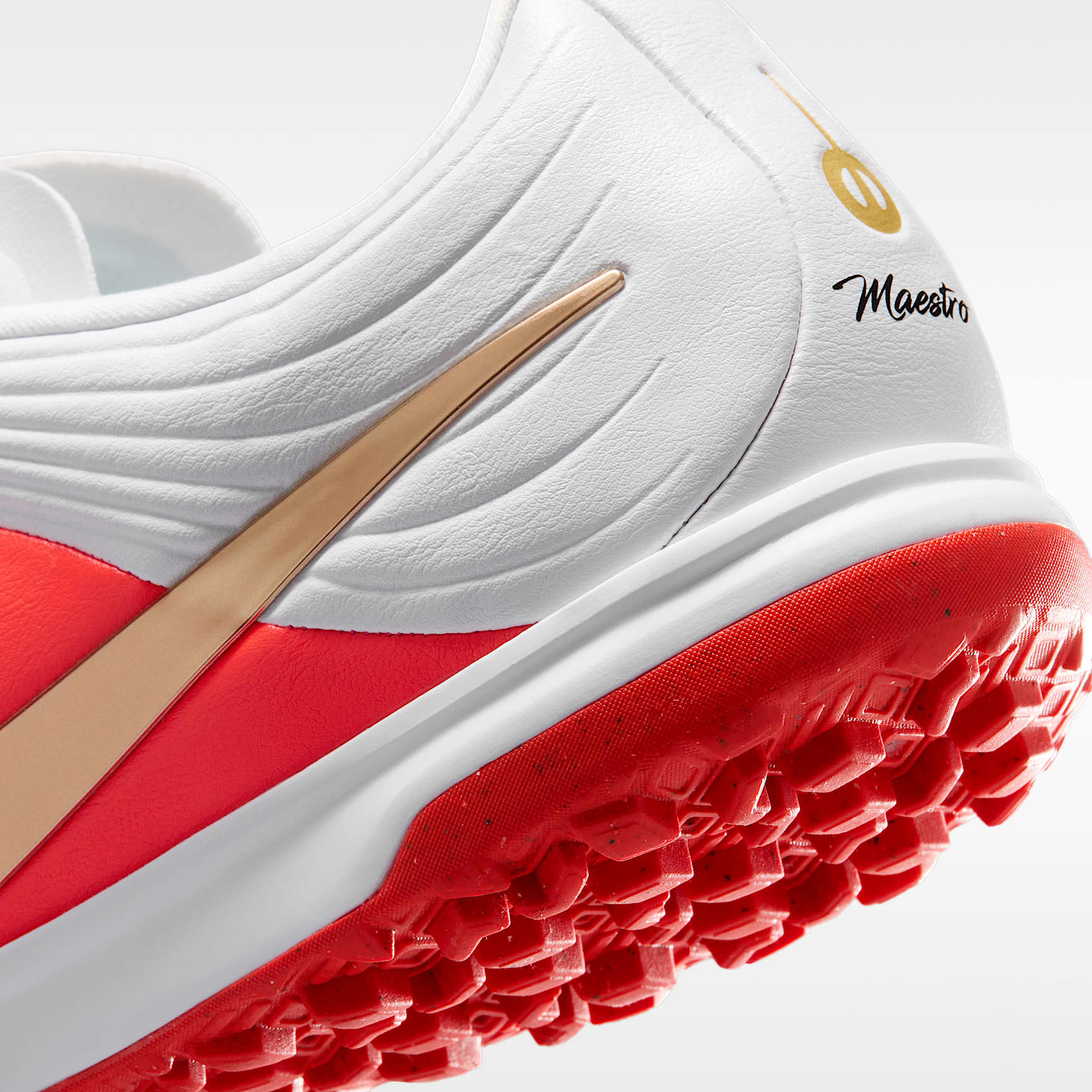 Nike Tiempo Maestro Academy Low-Top-Fußballschuh für Turf – Weiß/Bright Crimson/Blur