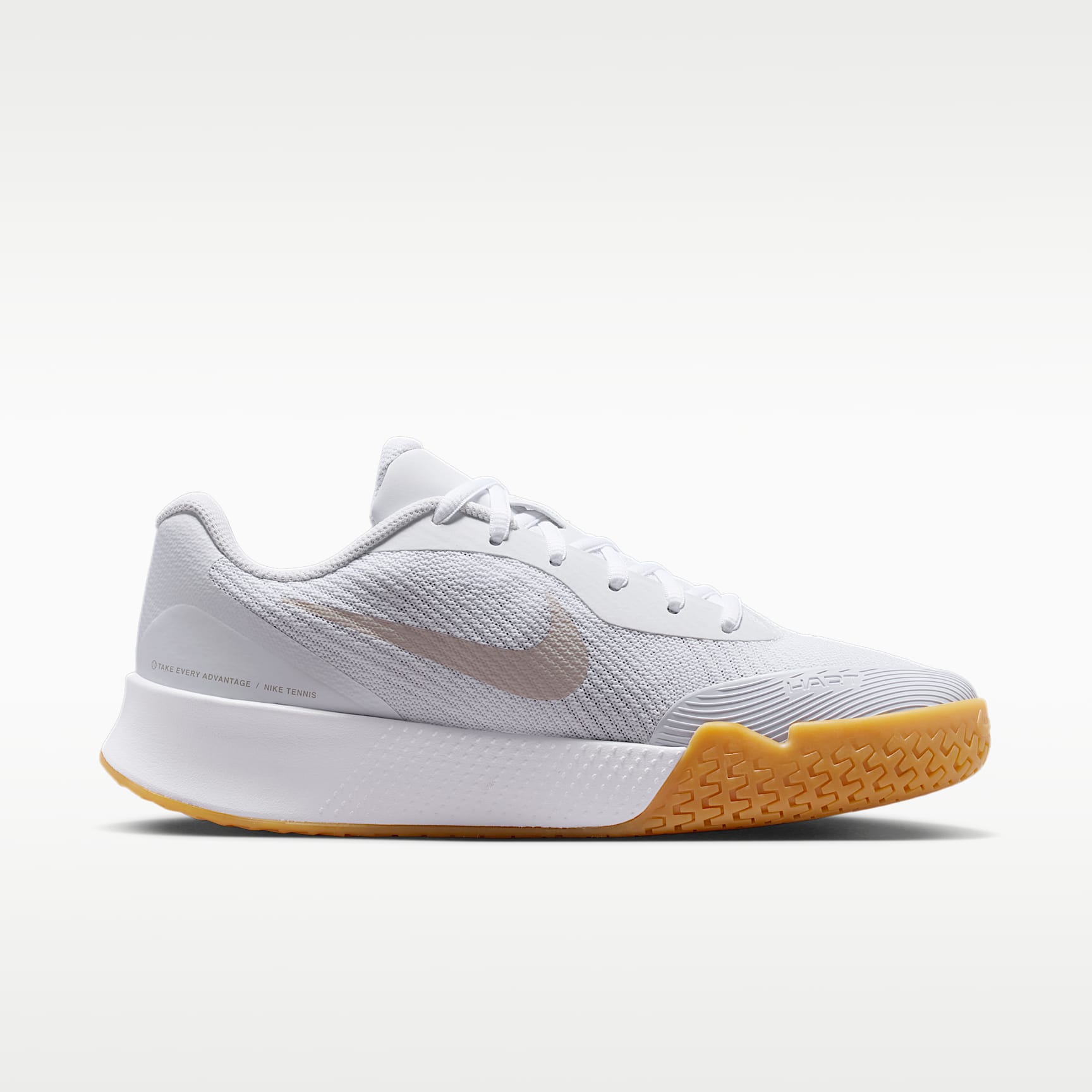 Nike Vapor Lite 3 Tennisschuh für Hartplätze (Damen) – Weiß/Summit White/Gum Yellow/Light Orewood Brown