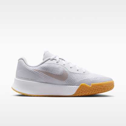 Nike Vapor Lite 3 Tennisschuh für Hartplätze (Damen) – Weiß/Summit White/Gum Yellow/Light Orewood Brown