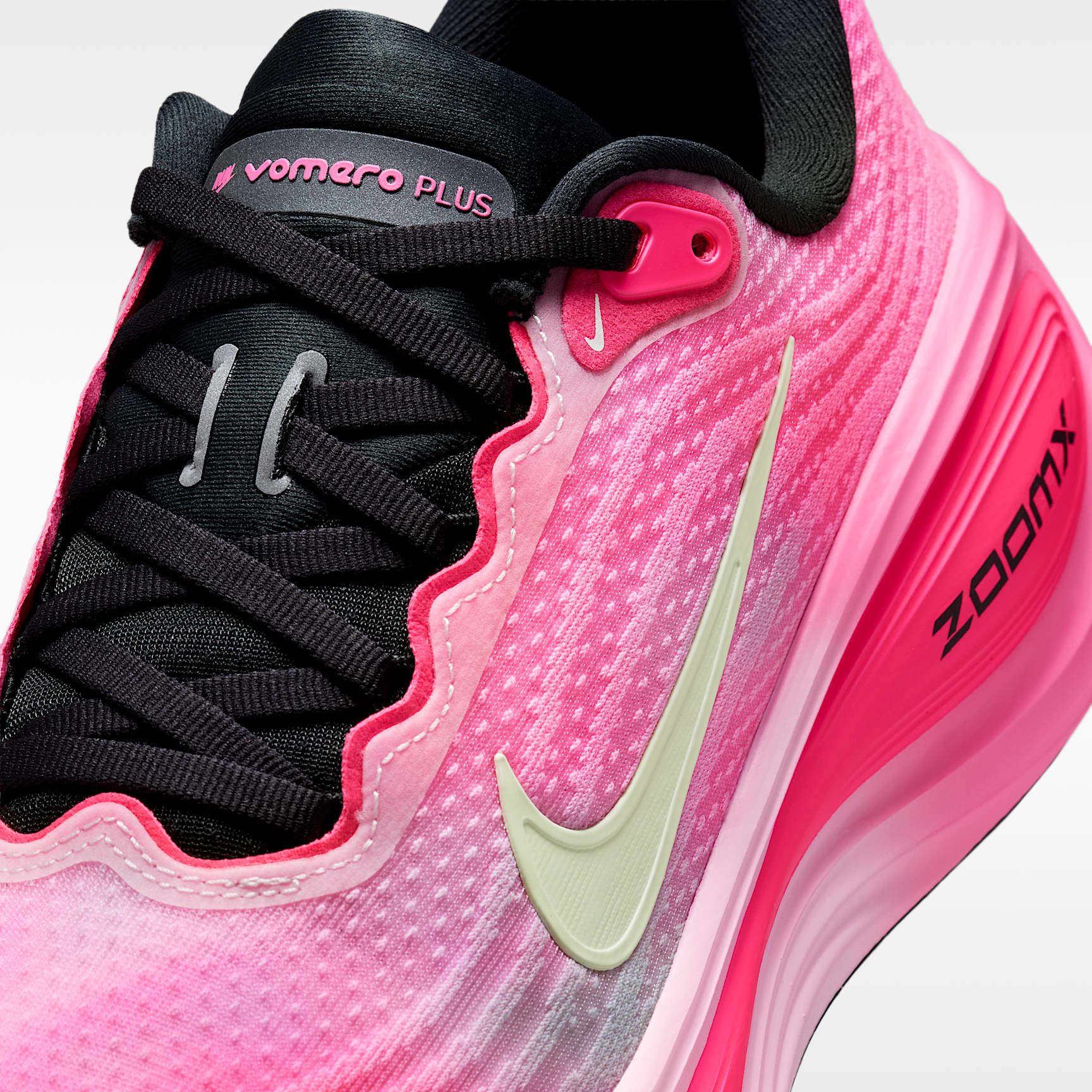 Nike Vomero Plus Straßenlaufschuh (Damen) – Pearl Pink/Pink Glow/Hyper Pink/Summit White