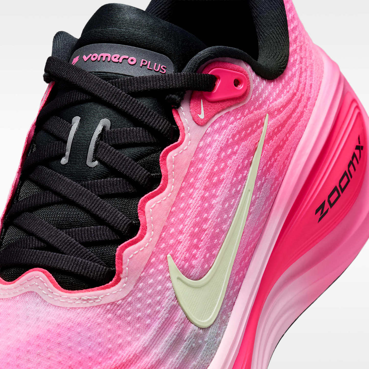 Nike Vomero Plus Straßenlaufschuh (Damen) – Pearl Pink/Pink Glow/Hyper Pink/Summit White