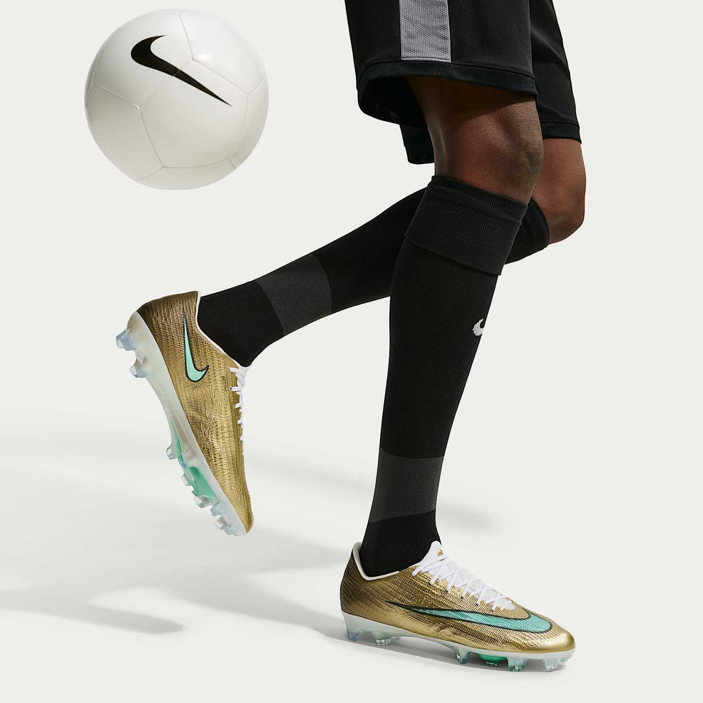Nike Mercurial Superfly 11 Elite "Kylian Mbappé" Low-Top-Fußballschuh für normalen Rasen – Metallic Gold/Green Glow