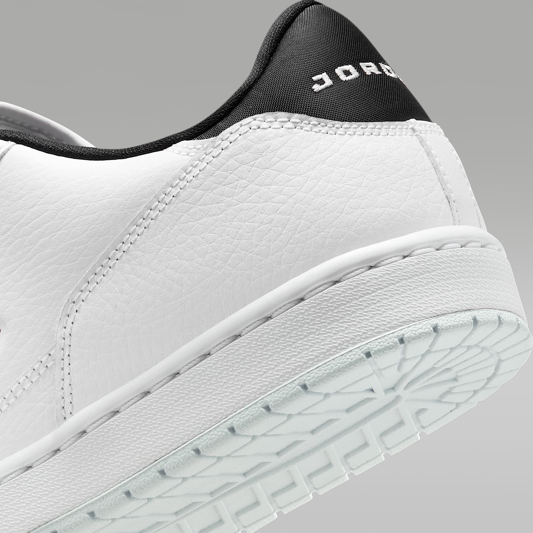 Jordan Court Connect Low Herrenschuhe – Weiß/Schwarz/Gym Red