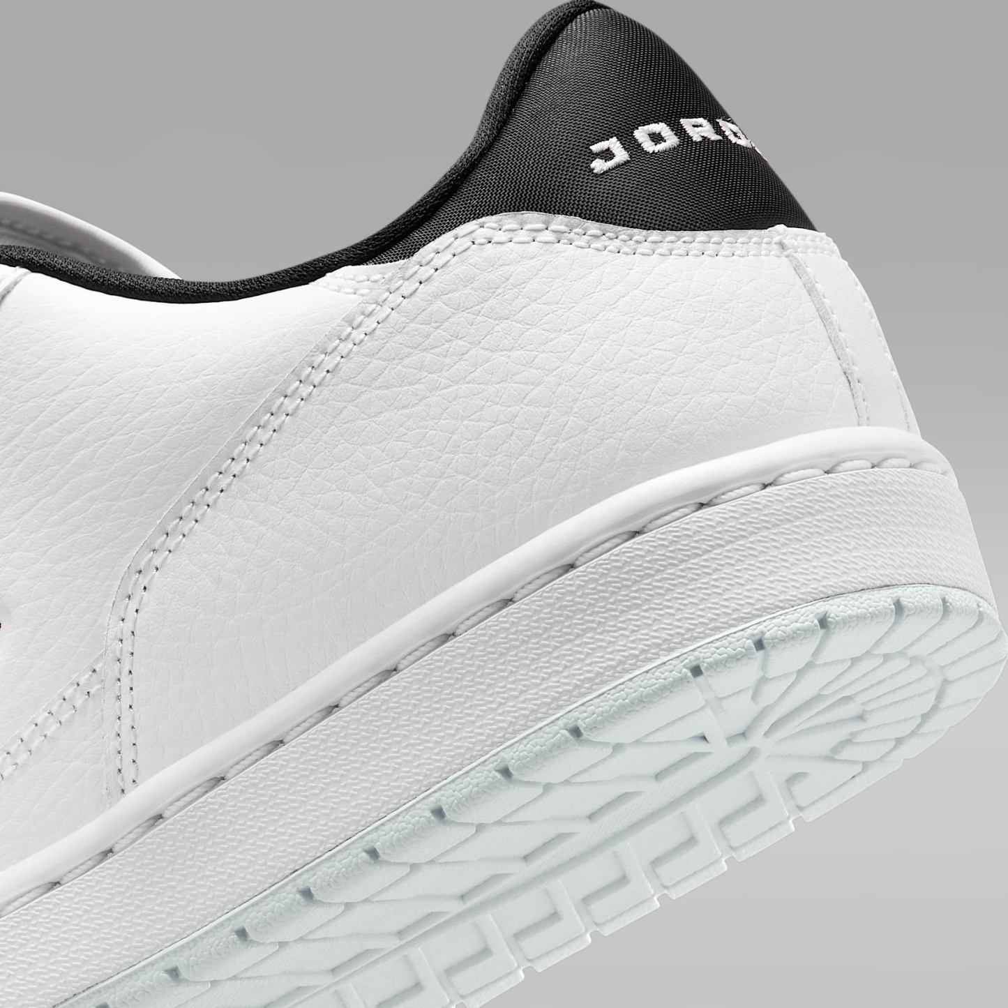 Jordan Court Connect Low Herrenschuhe – Weiß/Schwarz/Gym Red