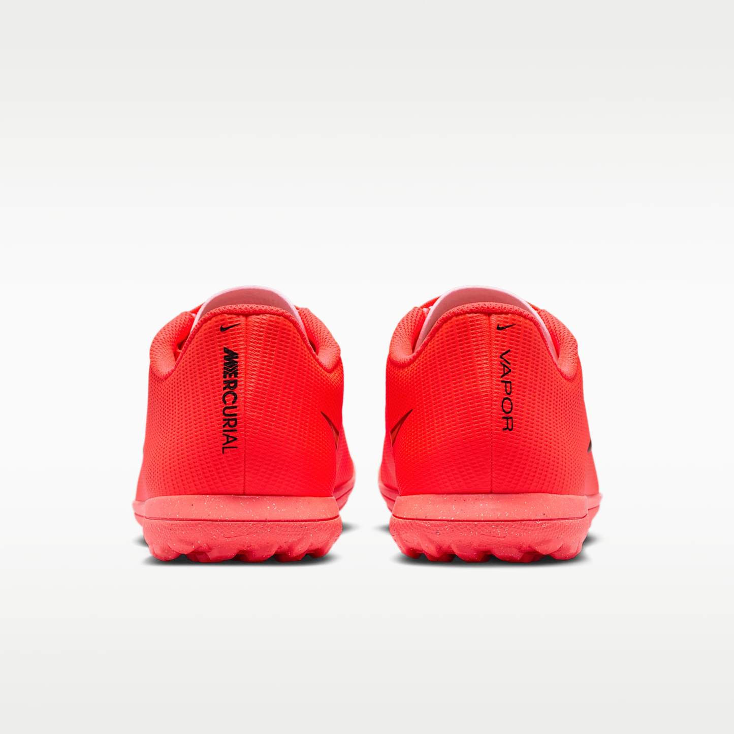 Nike Mercurial Vapor 17 Club Low-Top-Fußballschuh für Turf – Bright Crimson/Blur