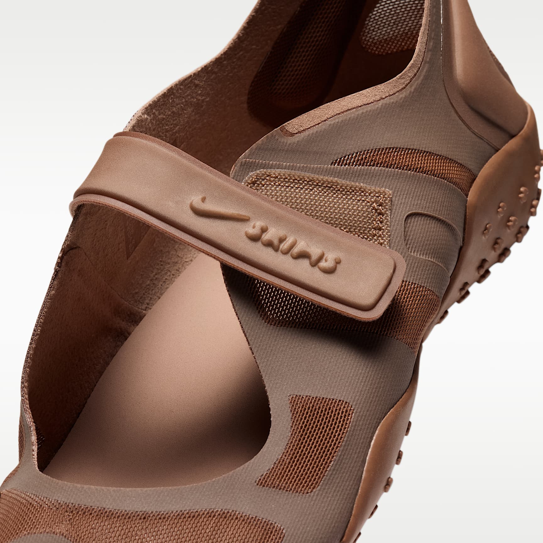 NikeSKIMS Rift Mesh Schuh (Damen) – Archaeo Brown/Infinite Sable/Desert Dust/Archaeo Brown