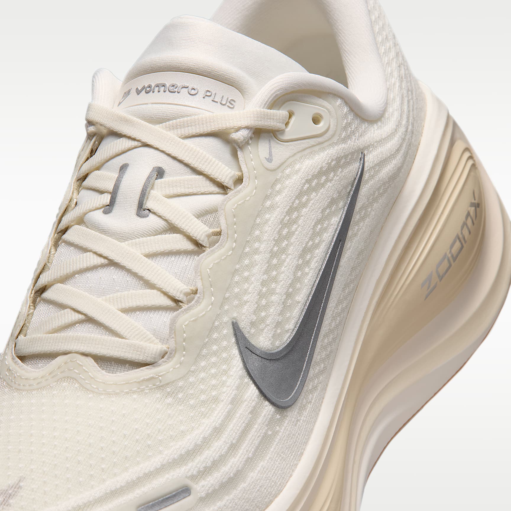 Nike Vomero Plus Straßenlaufschuh (Herren) – Sail/Coconut Milk/Light Khaki/Metallic Silver