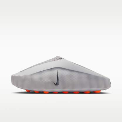 Nike Mind 001 Pregame Mule (Damen) – Light Smoke Grey/Photon Dust/Hyper Crimson/Chrome