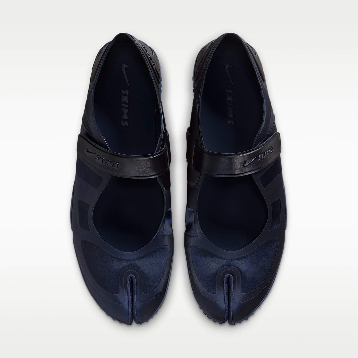 NikeSKIMS Rift Satin Schuh (Damen) – Marineblau/NSKM Obsidian/Obsidian