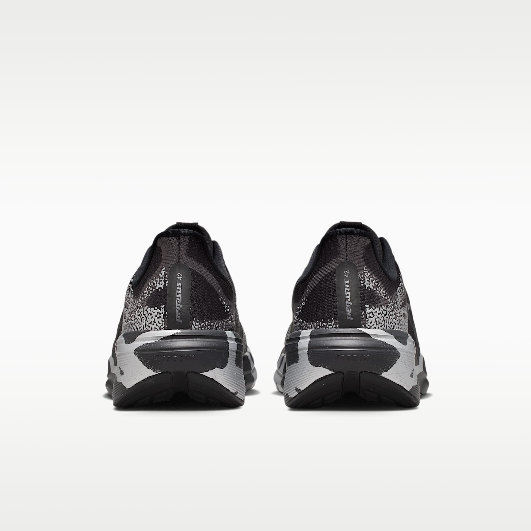 Nike Pegasus 42 Straßenlaufschuh (Herren) – Schwarz/Medium Ash/Metallic Silver/Schwarz