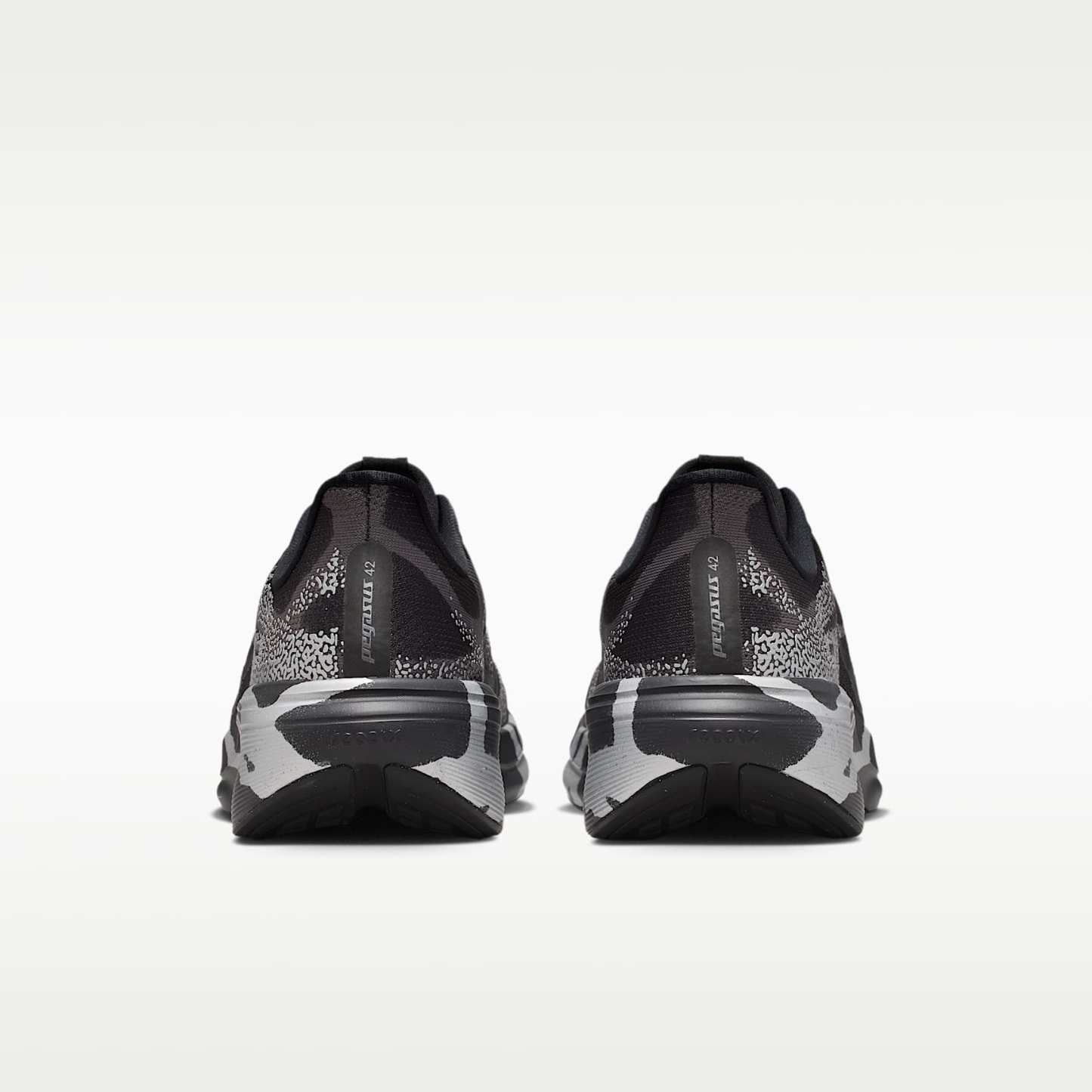 Nike Pegasus 42 Straßenlaufschuh (Herren) – Schwarz/Medium Ash/Metallic Silver/Schwarz