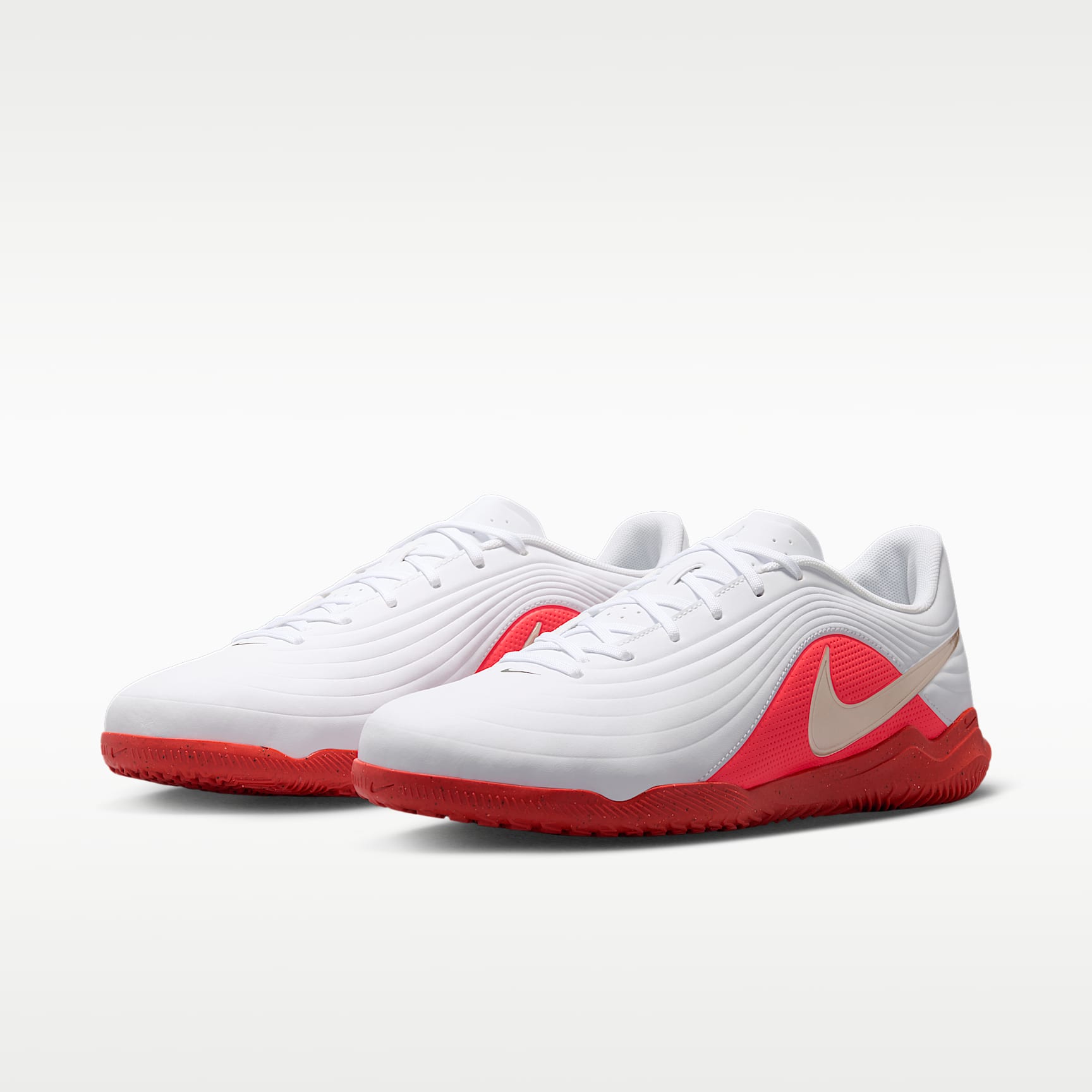 Nike Tiempo Maestro Club Low-Top-Fußballschuh für Hallen- und Hartplätze – Weiß/Bright Crimson/Blur