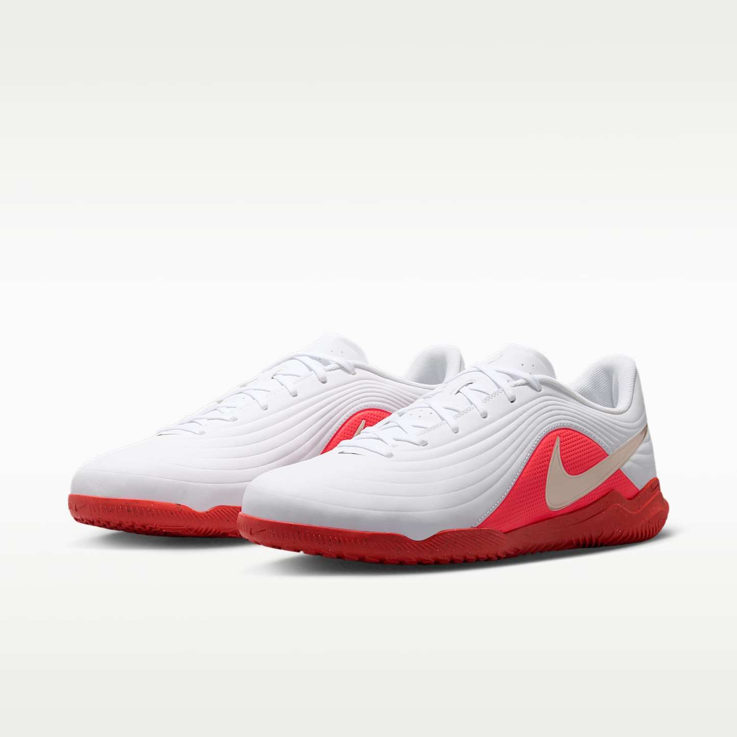 Nike Tiempo Maestro Club Low-Top-Fußballschuh für Hallen- und Hartplätze – Weiß/Bright Crimson/Blur
