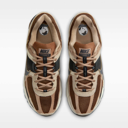 Nike Zoom Vomero 5 Herrenschuh – Light British Tan/British Khaki/Linen/Dark Smoke Grey
