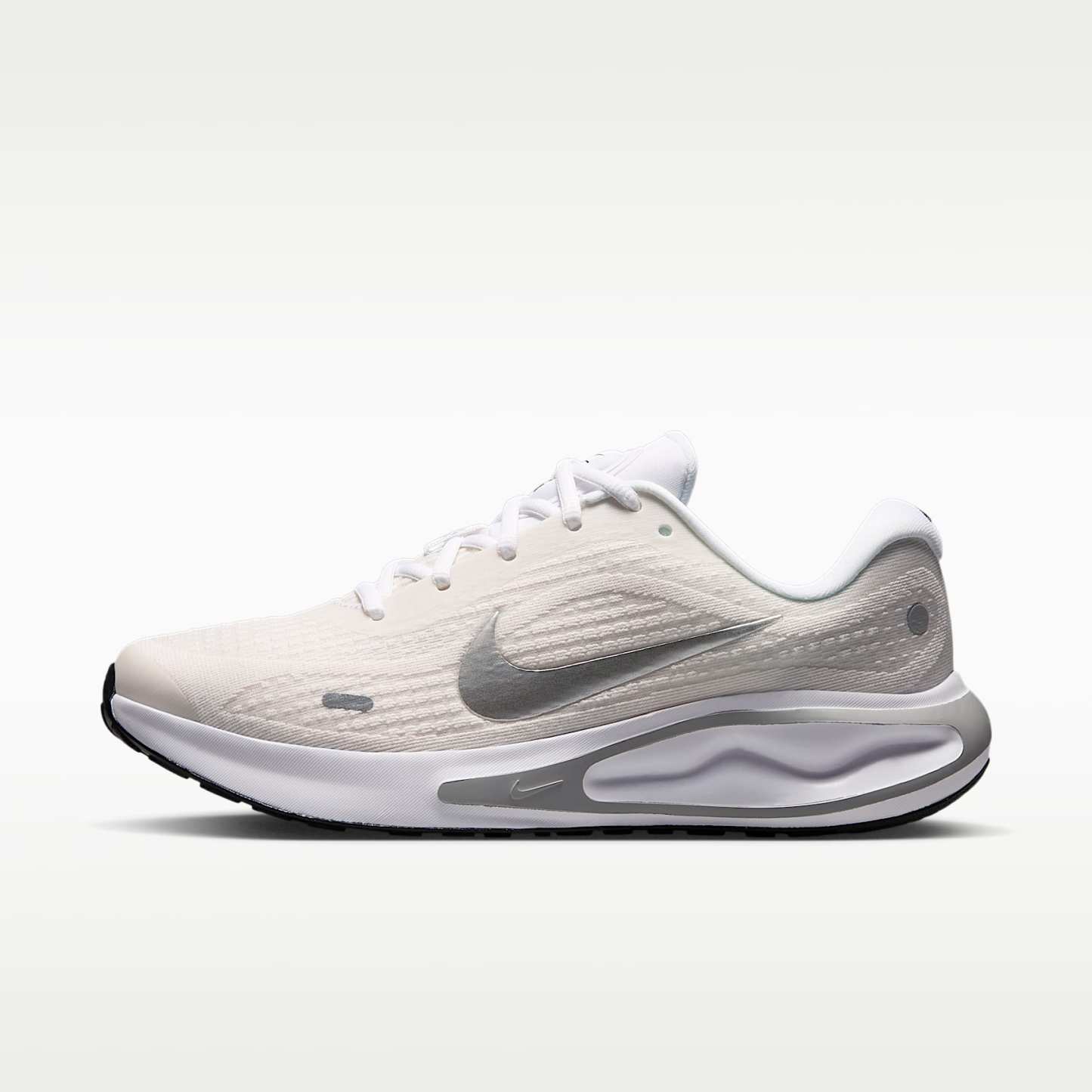 Nike Journey Run Straßenlaufschuh für Damen – Weiß/Sail/Schwarz/Metallic Silver