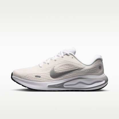 Nike Journey Run Straßenlaufschuh für Damen – Weiß/Sail/Schwarz/Metallic Silver