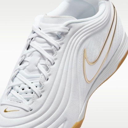 Nike Tiempo Reactgato Low Top Fußballschuh für Hallen- und Hartplätze – Weiß/Metallic Gold