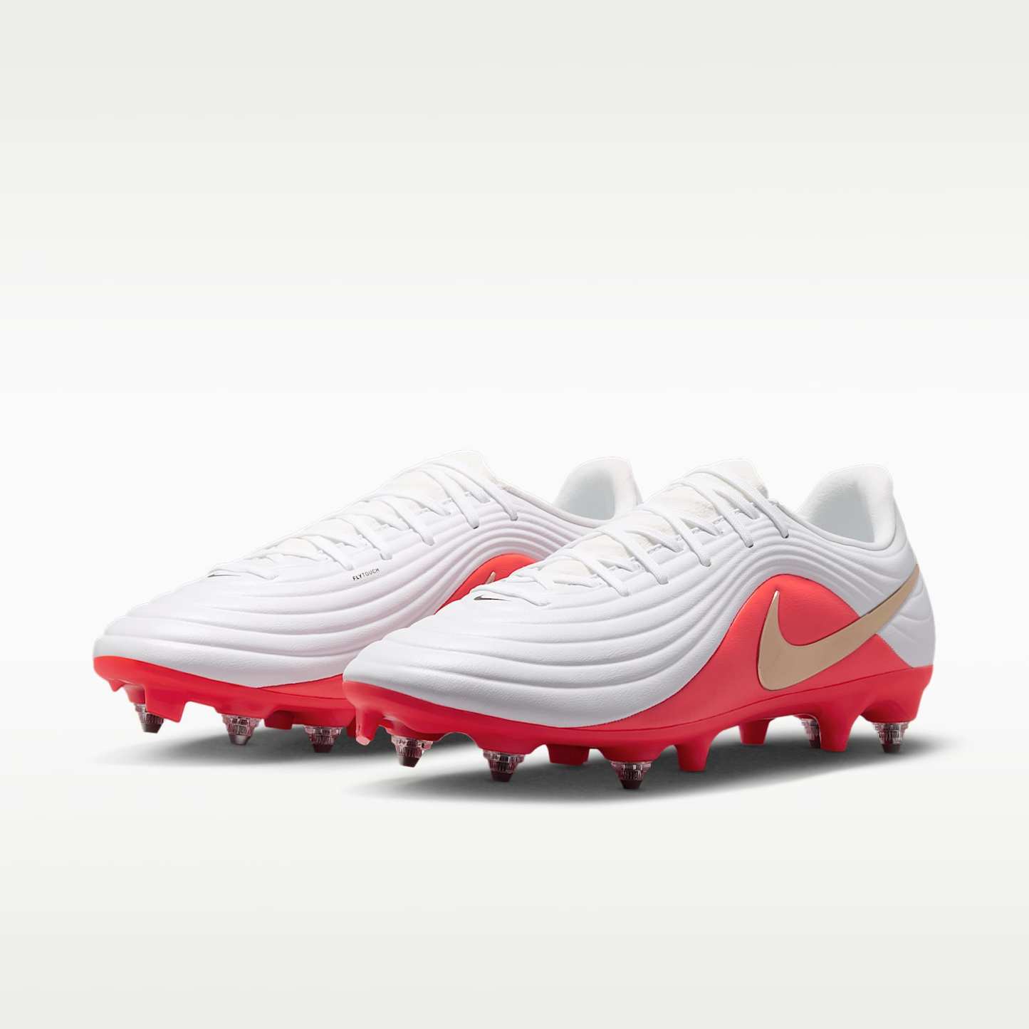 Nike Tiempo Maestro Academy Low Top Fußballschuh für weichen Rasen – Weiß/Bright Crimson/Blur