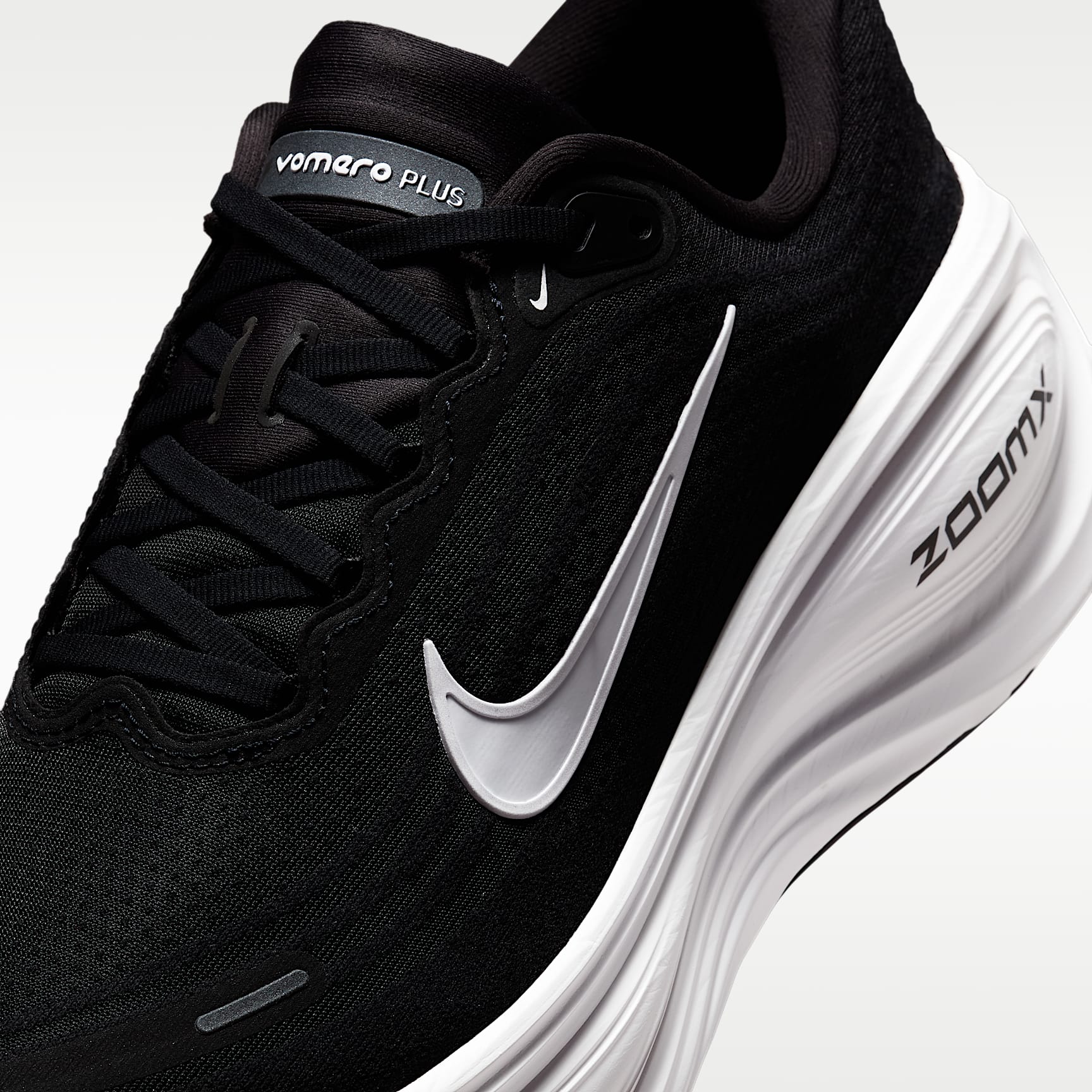 Nike Vomero Plus Straßenlaufschuh (Herren, weit) – Schwarz/Cool Grey/Metallic Dark Grey/Weiß
