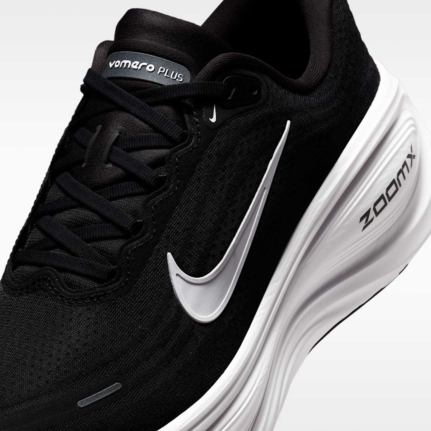 Nike Vomero Plus Straßenlaufschuh (Herren, weit) – Schwarz/Cool Grey/Metallic Dark Grey/Weiß