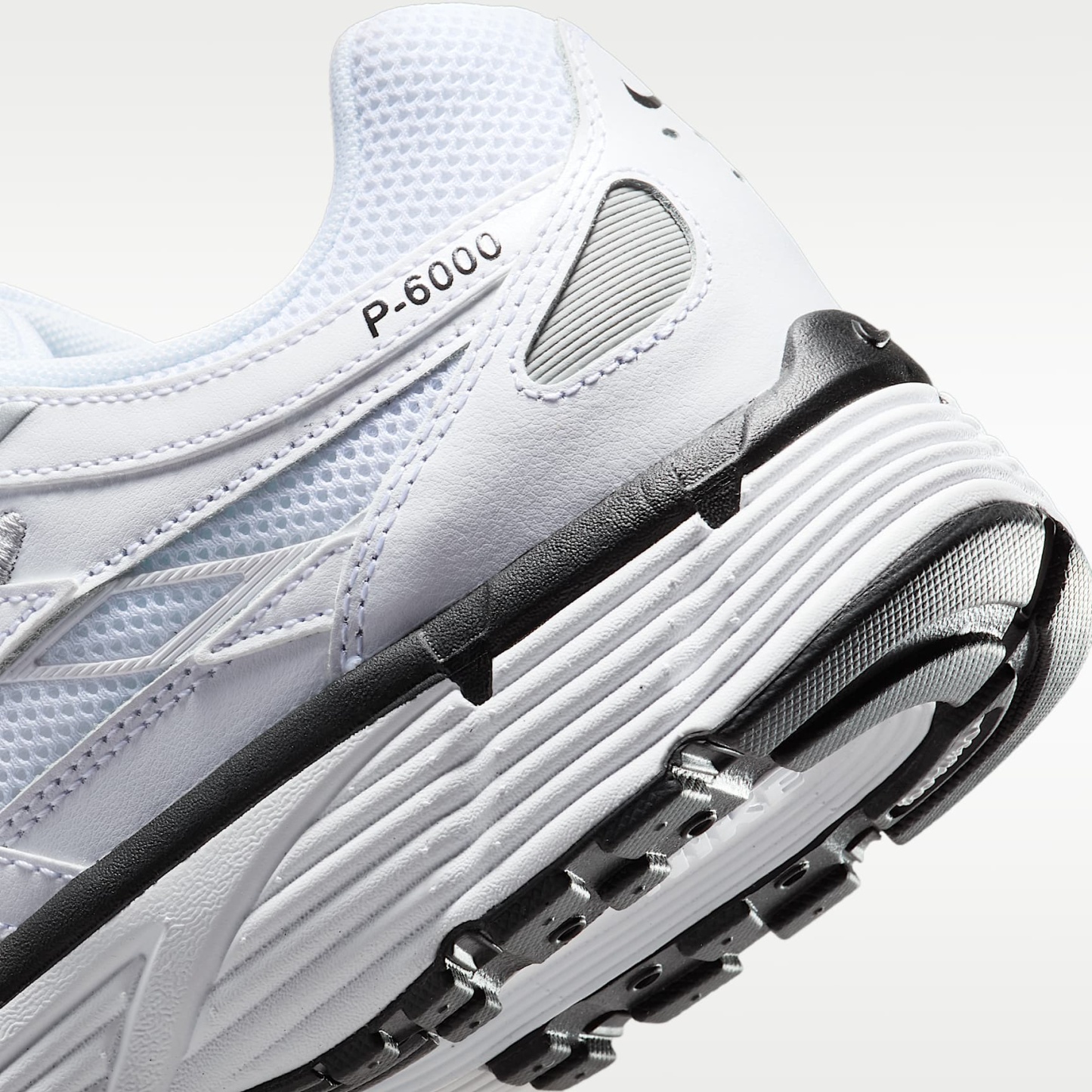 Nike P-6000 Schuh – Weiß/Metallic Silver/Schwarz/Schwarz