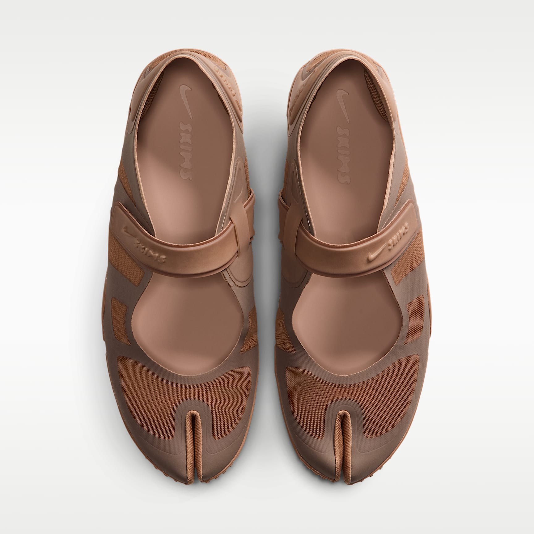 NikeSKIMS Rift Mesh Schuh (Damen) – Archaeo Brown/Infinite Sable/Desert Dust/Archaeo Brown