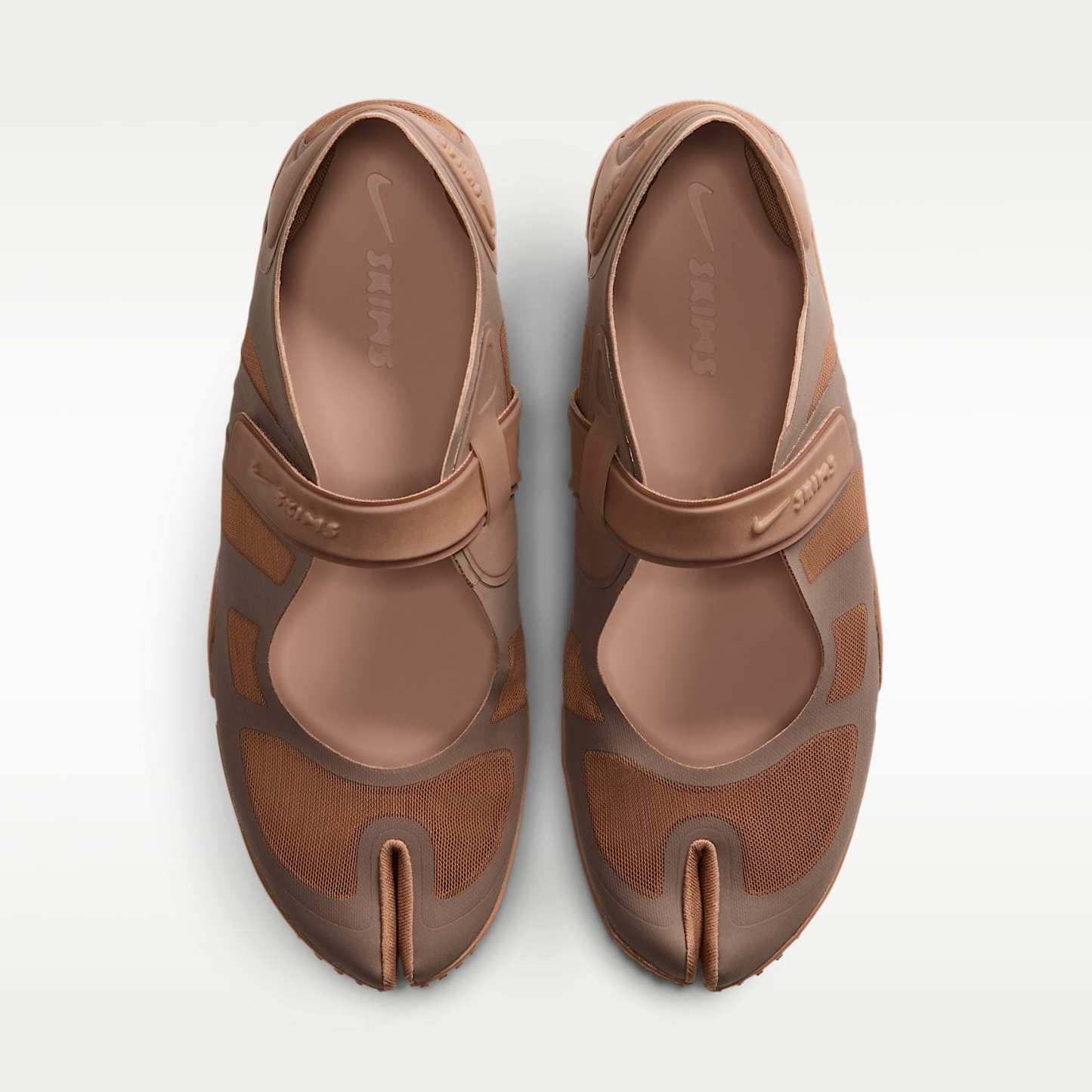 NikeSKIMS Rift Mesh Schuh (Damen) – Archaeo Brown/Infinite Sable/Desert Dust/Archaeo Brown