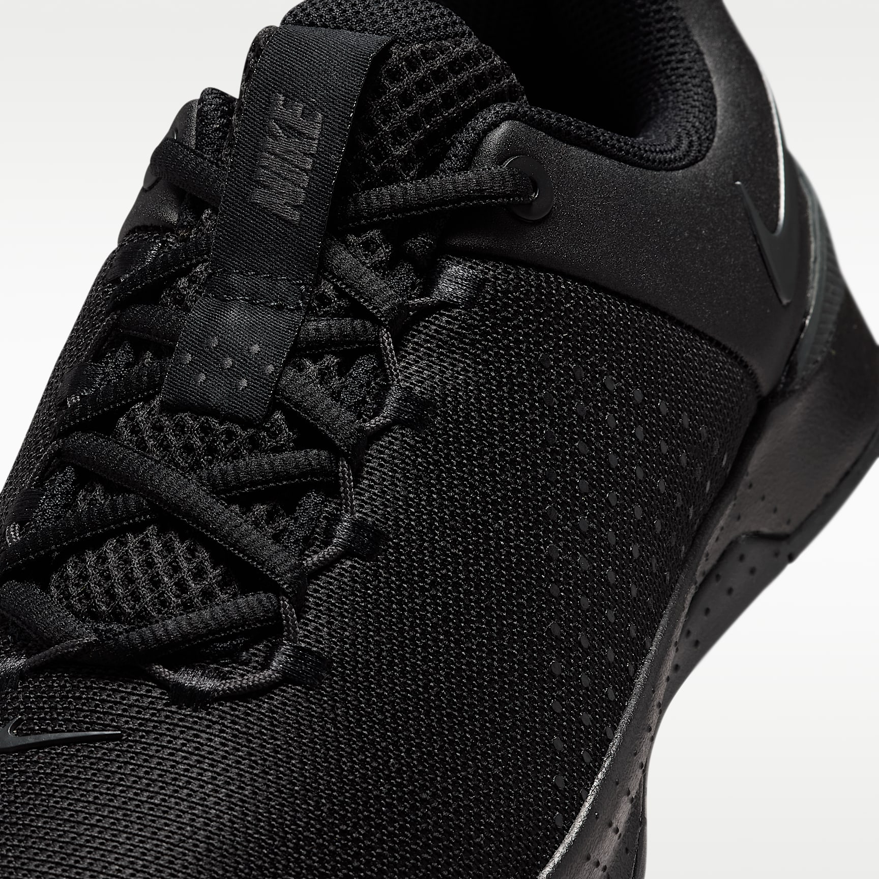 Nike MC Trainer 4 Trainingsschuh (Damen) – Schwarz/Dark Smoke Grey