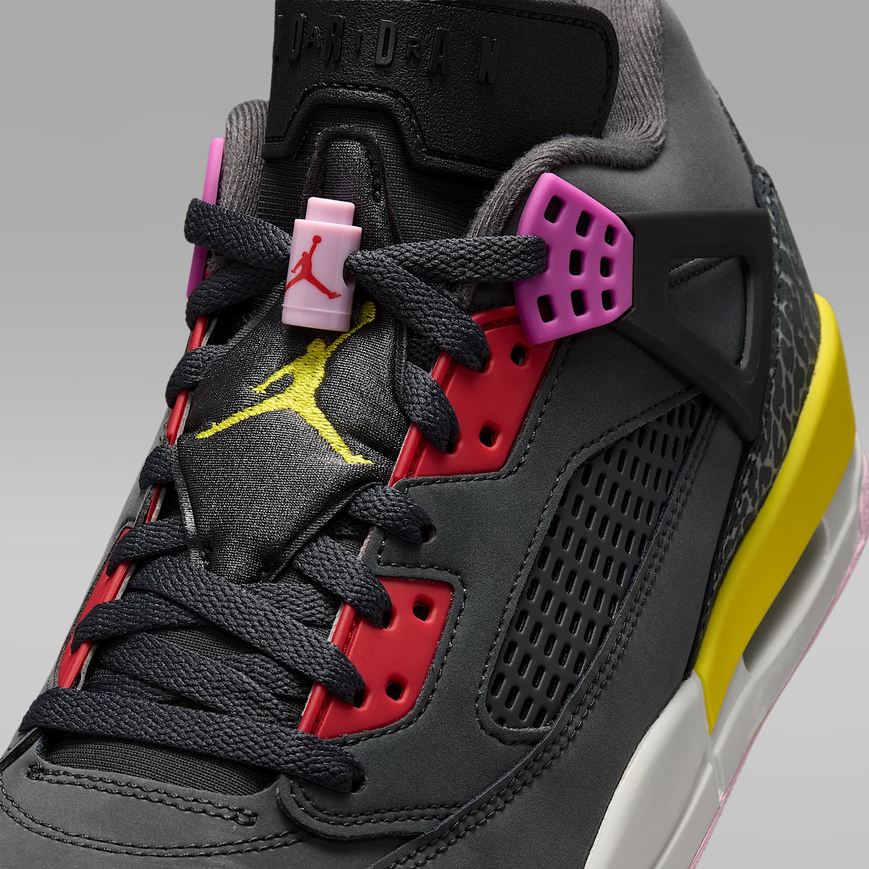 Jordan Spizike Low Herrenschuh – Anthracite/Schwarz/Wolf Grey/University Red