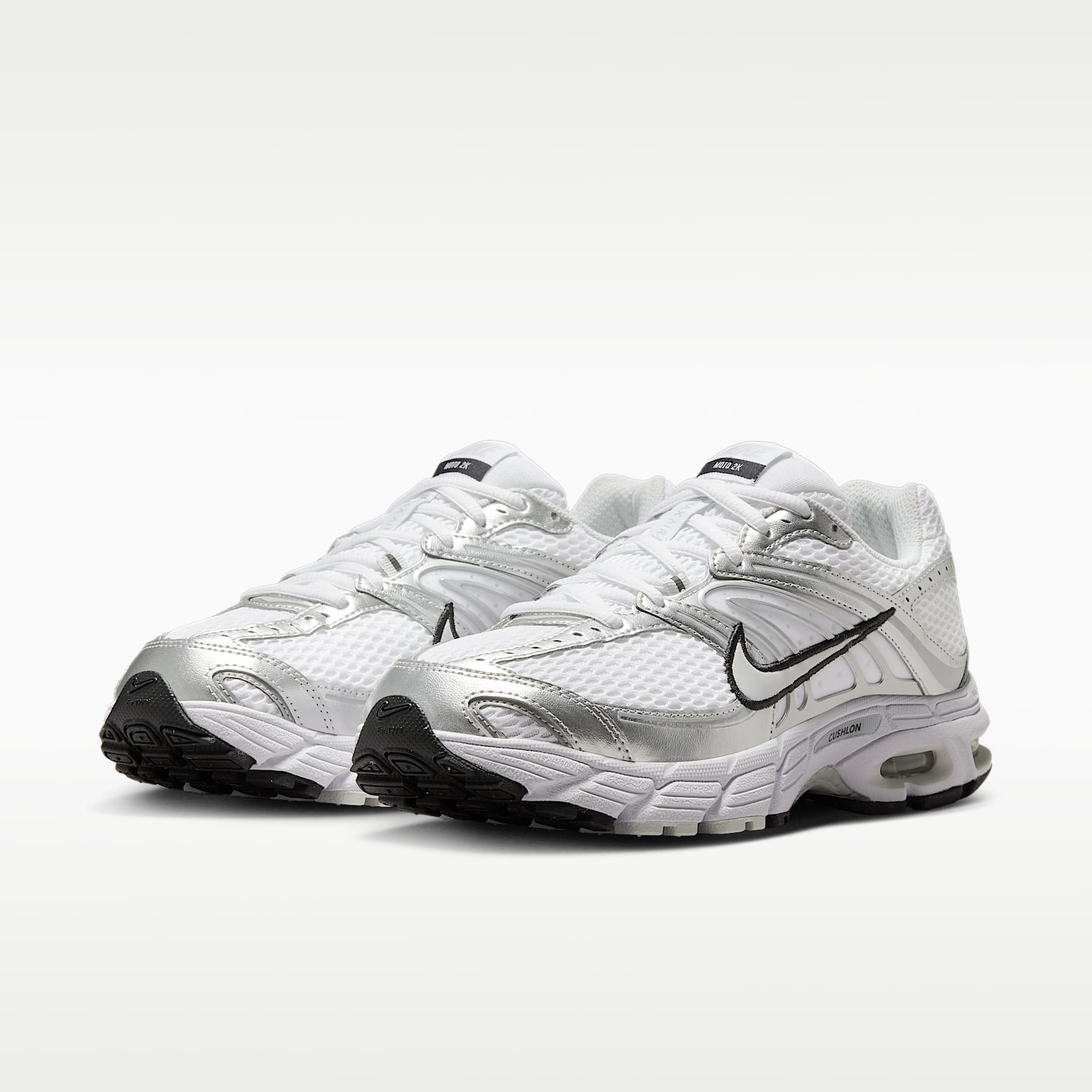 Nike Air Max Moto 2K Schuh mit reflektierenden Akzenten (Damen) – Weiß/Metallic Silver/Schwarz/Photon Dust